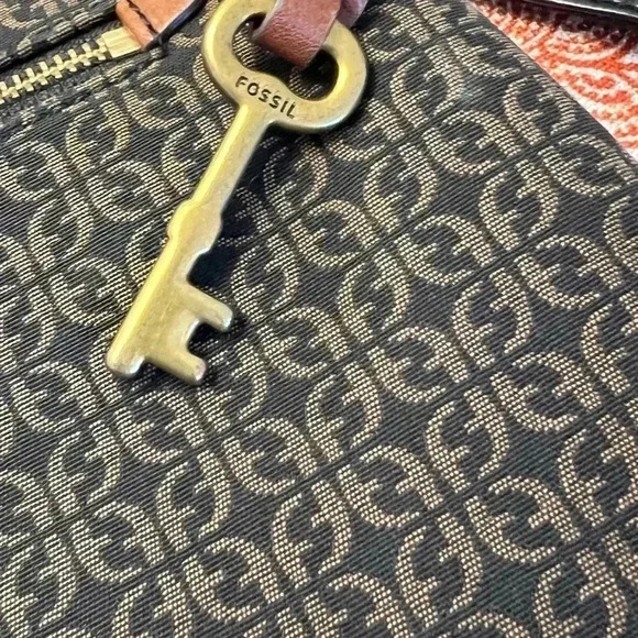Fossil Kinley Dark Brown crossbody bag with key - Picture 3 of 8
